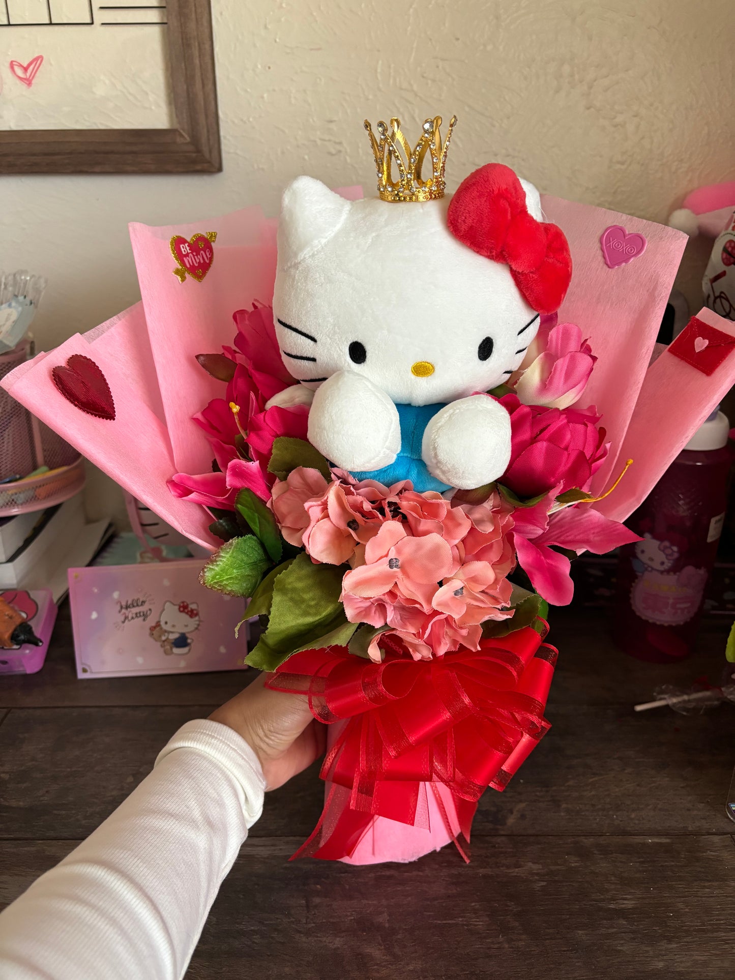 Hello Kitty Valentines with tiny crown plushy bouquet 💘