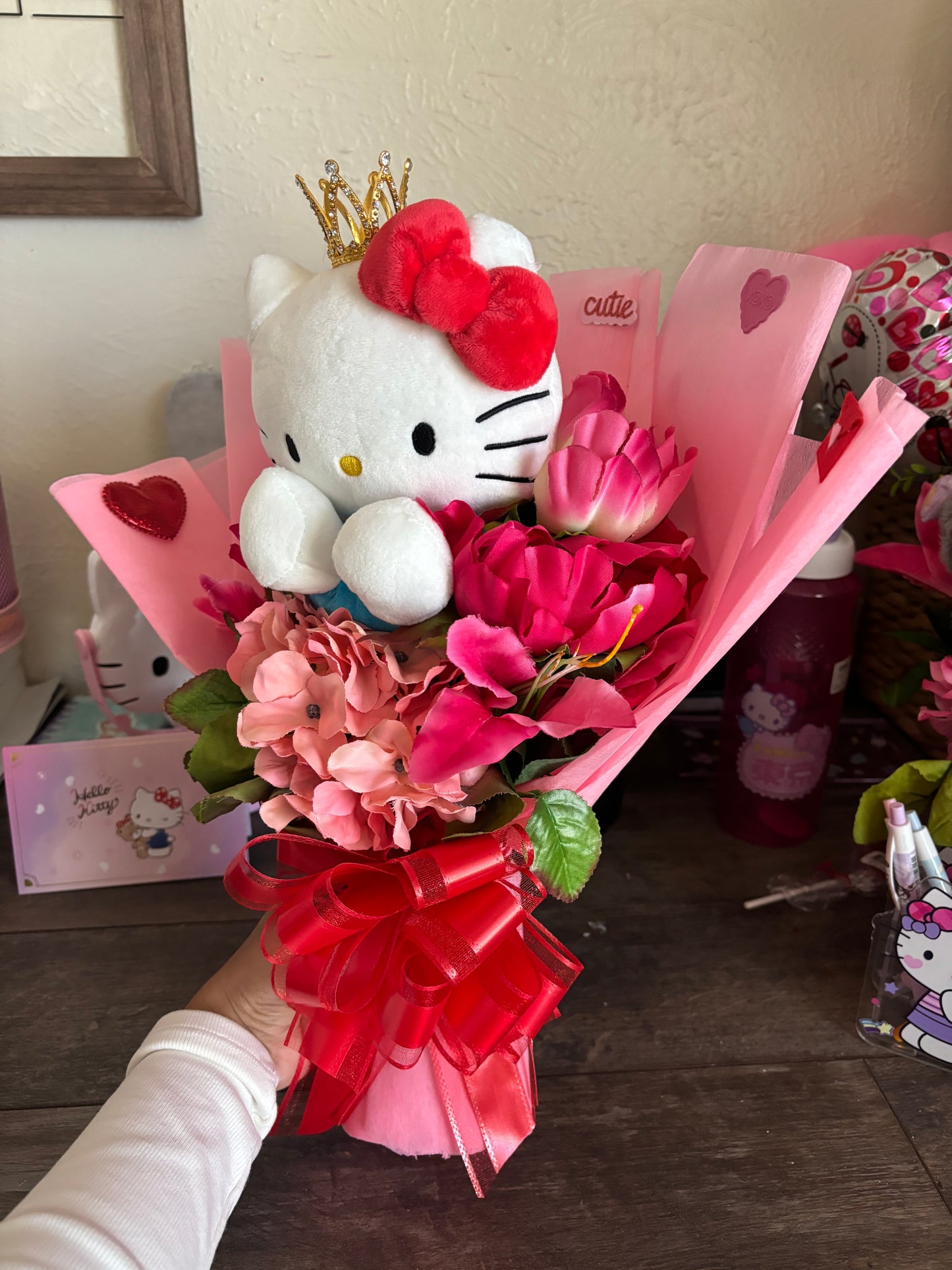 Hello Kitty Valentines with tiny crown plushy bouquet 💘