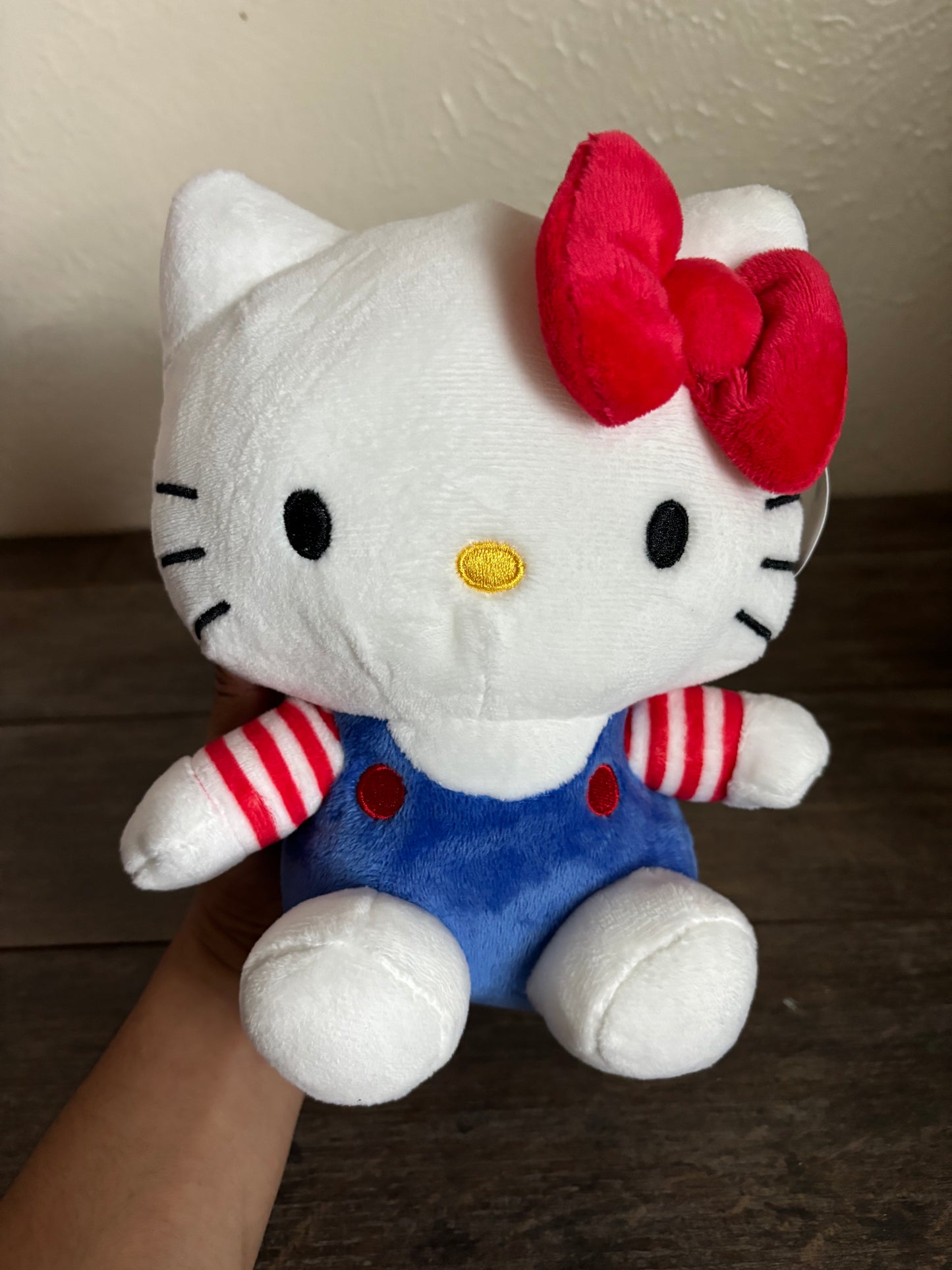 Hello kitty plushy💙