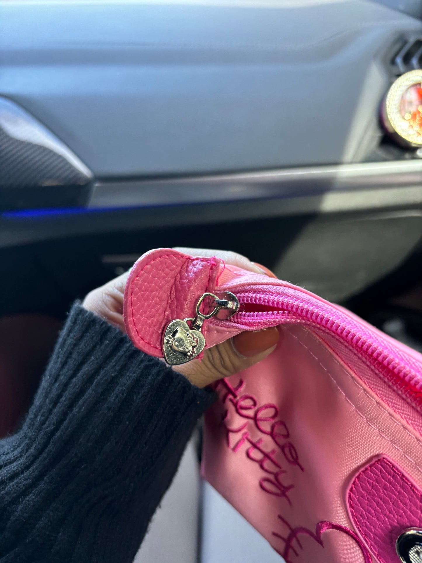 Pink Hello Kitty holding pouch💞🌸